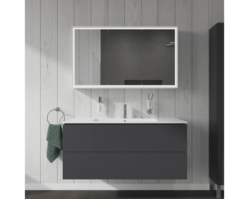 Modernes Badezimmer mit Waschbeckenunterschrank, Spiegelschrank und Handtuchhalter