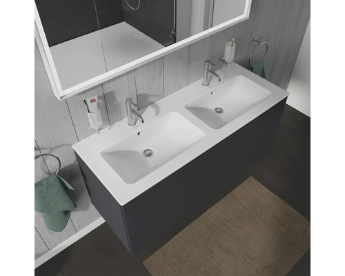 Doppelwaschtisch mit zwei Armaturen, Spiegel, Handtuchring und diversen Badaccessoires