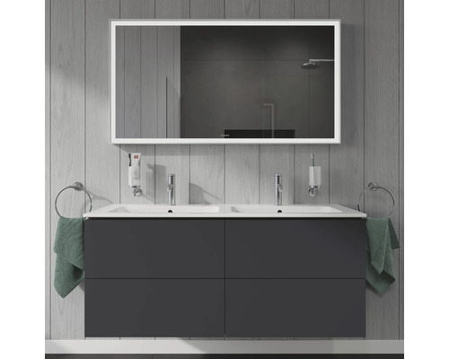 Badezimmer mit Doppelwaschtisch, beleuchtetem Spiegel und Accessoires