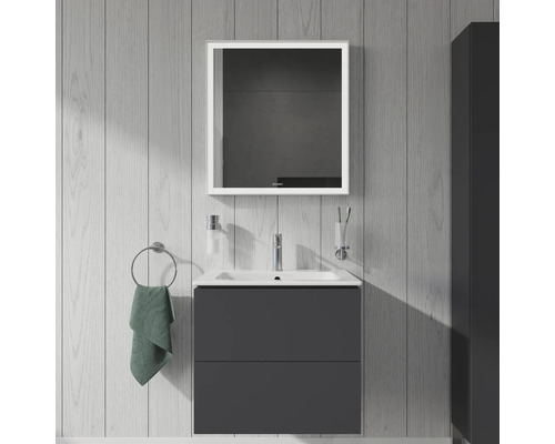 Modernes Badezimmer mit Waschbeckenunterschrank, Spiegel und Handtuchhalter