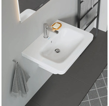 Weißes Aufsatzwaschbecken mit Armatur, Seifenschale und Handtuchhalter im Badezimmer.