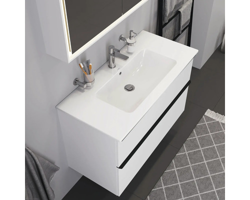 Modernes Badezimmer mit weißem Waschbeckenunterschrank und Aufsatzwaschbecken.