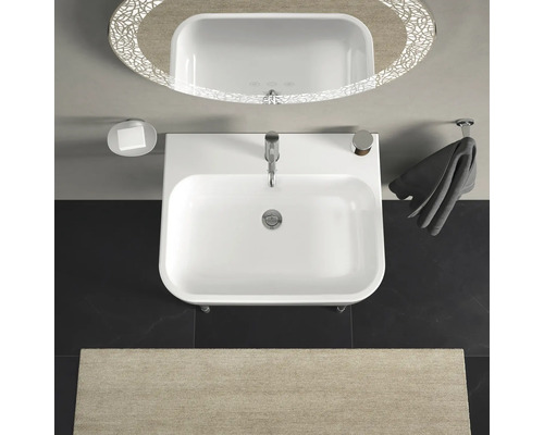 Aufsicht eines Badezimmers mit Waschbecken, Spiegel und Handtuchhalter