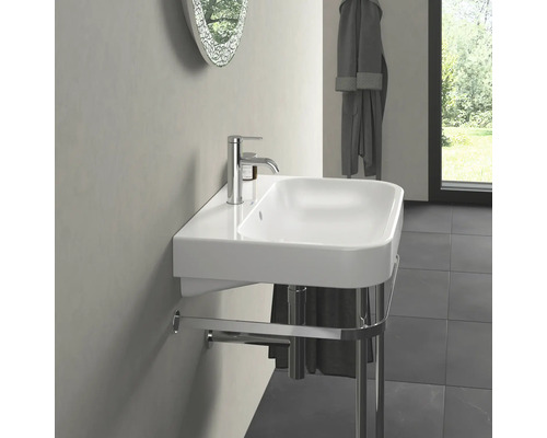 Waschbecken mit Handtuchhalterung und Armatur im Badezimmer.