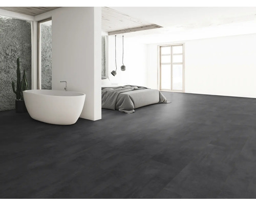 Modernes Schlafzimmer mit freistehender Badewanne und dunklem Bodenbelag