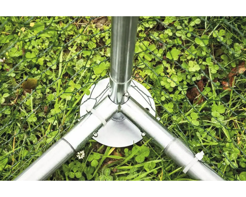 Detailaufnahme eines stabilen Metallpfostens mit Bodenbefestigung, ideal für Gartenzäune