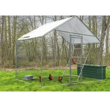 Hühnerstall mit Überdachung, Leiter und mehreren Hühnern im Freien.