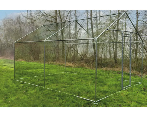 Freilaufgehege aus Metall im Garten