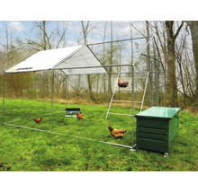 Freilaufgehege mit Hühnern, Leiter und Hühnerhaus im Garten