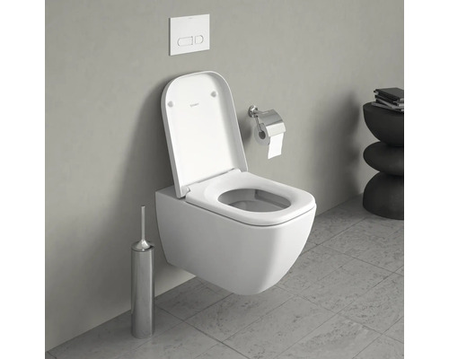 Wandhängendes WC mit offenem Spülrand und Betätigungsplatte im Badezimmer