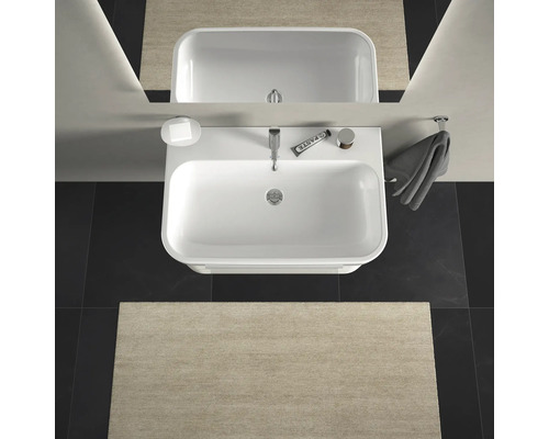 Aufsicht eines Badezimmers mit Waschbecken, Spiegel und Badteppich