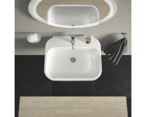 Aufnahme von oben eines Badezimmers mit Waschbecken, Spiegel, Seifenschale und Handtuchhalter