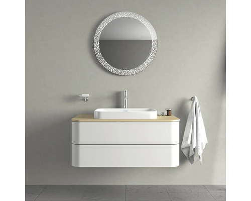 Badezimmer mit Waschbecken, Unterschrank, Spiegel und Handtuch