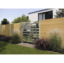 Gartenszene mit Holzzaun und bepflanztem Sichtschutz