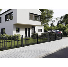Modernes Haus mit Metallzaun zur Straßenseite