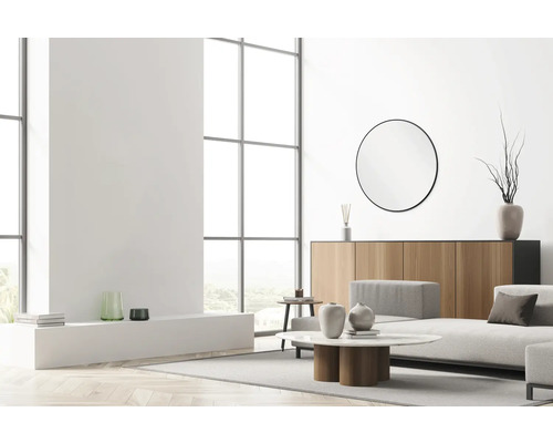 Wohnzimmer mit Sofa, Tisch, Kommode und Dekoration