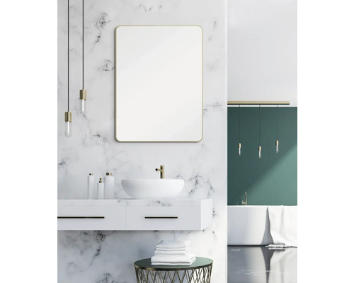 Badezimmer mit Spiegel, Waschtisch, Waschbecken und Badewanne