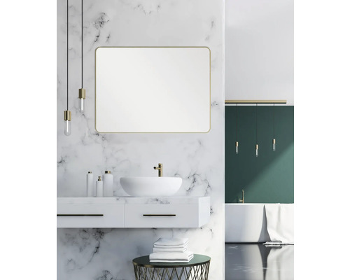 Badezimmer mit Waschbecken, Spiegel, Badewanne und Beleuchtung