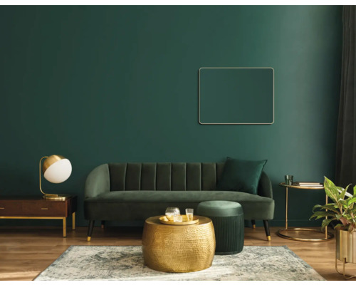 Wohnzimmer mit Sofa, Tisch, Lampe und Dekorationen vor einer Wand