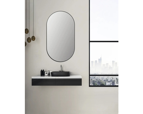 Modernes Badezimmer mit Waschtisch, Spiegel und Ausblick auf die Stadt