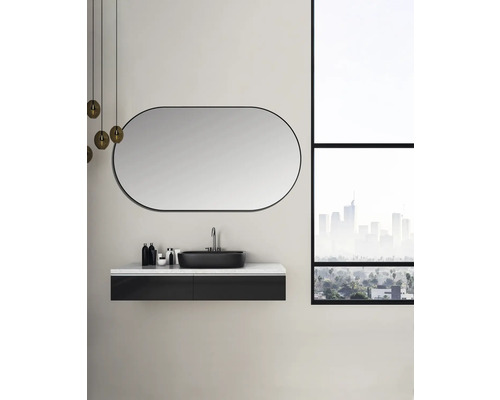 Modernes Badezimmer mit schwarzem Waschtischunterschrank, ovalem Spiegel und Blick auf die Stadt