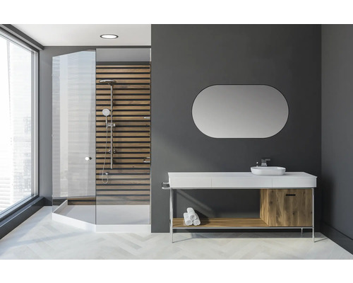 Modernes Badezimmer mit Dusche, Waschtisch und Spiegel