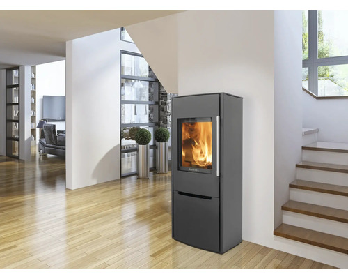 Kaminofen im Wohnzimmer mit Treppe und Sitzbereich