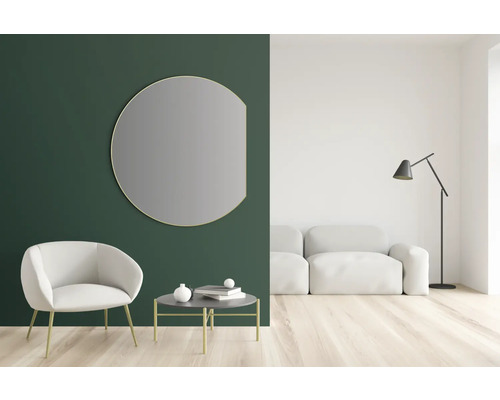 Wohnzimmer mit Spiegel, Sessel, Tisch, Sofa und Stehlampe