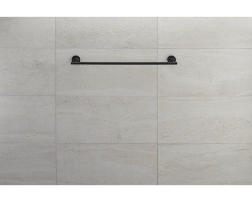 Schwarzer Handtuchhalter an einer Wand