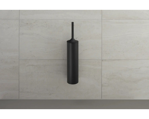 Schwarze Toilettenbürste vor einer gefliesten Wand