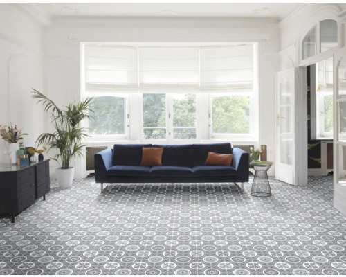 Heller Wohnraum mit Sofa, Pflanze und gemustertem Vinylboden