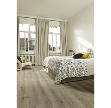 Helles Schlafzimmer mit Bett, Vorhängen und Holzboden