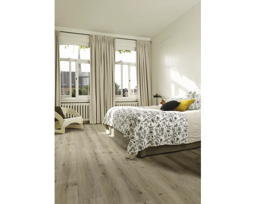 Helles Schlafzimmer mit Bett, Vorhängen und Holzboden