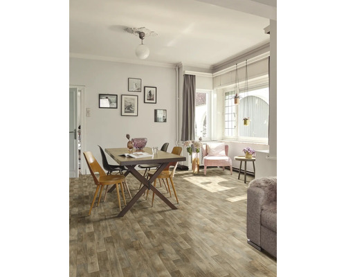 Heller Wohnraum mit Esstisch, Stühlen und Holzboden.