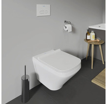 Wandhängendes WC im Badezimmer mit Toilettenbürste und Toilettenpapierhalter