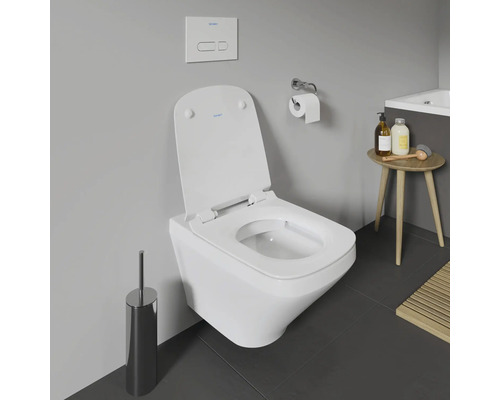 Wandhängendes spülrandloses WC mit offenem Spülrand im Badezimmer