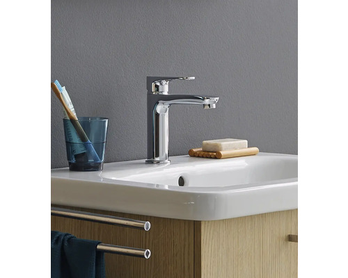 Modernes Badezimmer mit Aufsatzwaschbecken, Armatur und Accessoires