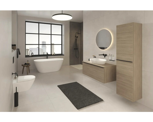 Helles Badezimmer mit Badewanne, Dusche, Waschtisch, Spiegelschrank und Toilette