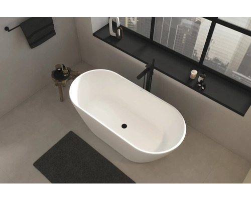 Freistehende Badewanne in einem hellen Badezimmer mit Fenster