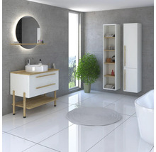 Helles Badezimmer mit Waschtisch, Spiegel, Badschrank und Pflanze