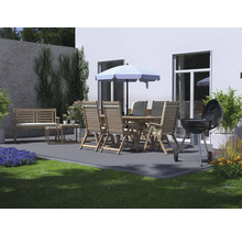 Terrassenszene mit Gartentisch, Stühlen, Sonnenschirm und Grill
