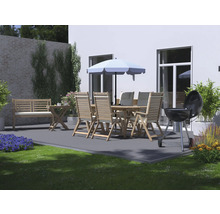 Gartenszene mit Sitzgruppe, Sonnenschirm und Grill auf Terrasse