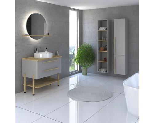 Modernes Badezimmer mit Waschtisch, Spiegel, Schrank und Dekorationen