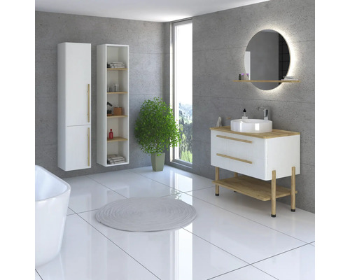 Badezimmer mit Waschtisch, Spiegel, Schrank, Regal und Pflanze