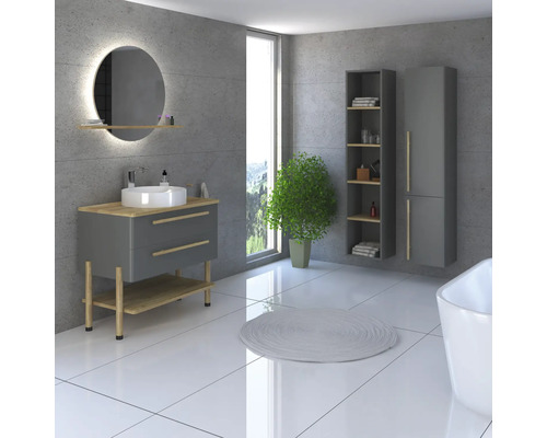 Modernes Badezimmer mit Waschtisch, Spiegel, Schrank und Badewanne