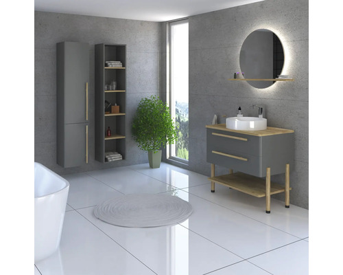 Modernes Badezimmer mit Waschtisch, Spiegelschrank, Hochschrank und Pflanze