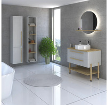 Helles Badezimmer mit Waschtisch, Spiegel, Schrank und Badewanne