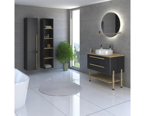 Badezimmer mit Waschbecken, Spiegel, Badmöbeln und Dekoration