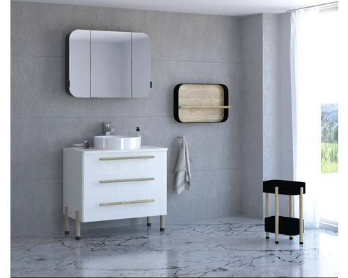 Badezimmer mit Waschtisch, Spiegel, Regal und Hocker für ein modernes Ambiente