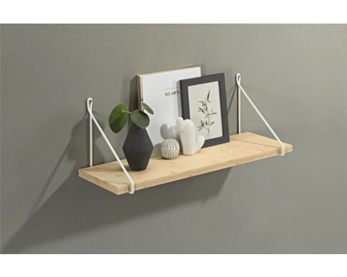 Wandregal aus Holz mit weißer Halterung, dekoriert mit Vase, Bilderrahmen und Zierobjekten.